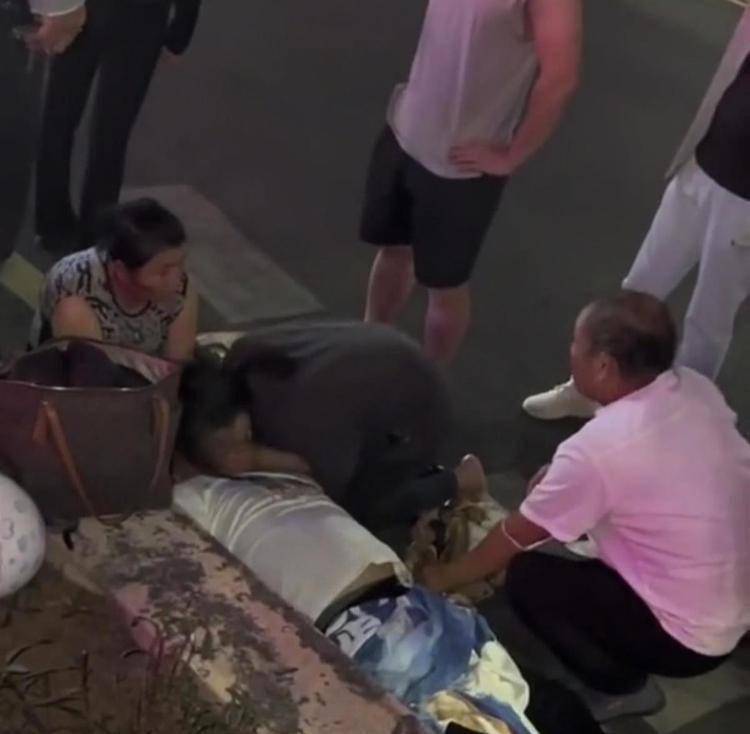 .cn华为双卡双待手机:三亚一男子夜晚倒在街头，陌生女子跪地人工呼吸抢救